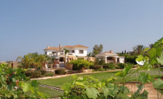 5 bedroom villa with swimming pool for sale in Sea Caves
