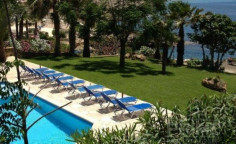 6 bedroom villa with swimming pool for sale in Chloraka