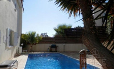 Large 3 bedroom villa with swimming pool for sale in Coral Bay