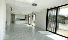 5 bedroom villa with swimming pool for sale in Chloraka