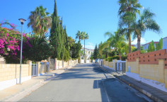 Spacious 5 bedroom house with swimming pool for sale in Kapparis