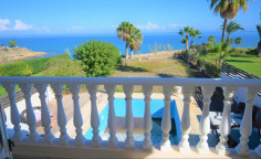 Spacious 5 bedroom house with swimming pool for sale in Kapparis
