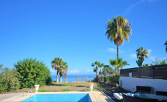 Spacious 5 bedroom house with swimming pool for sale in Kapparis