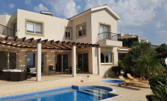 3 bedroom furnished house with swimming pool for sale in Peyia