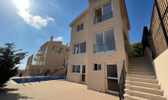 Large 6 bedroom house with swimming pool for sale in Peyia
