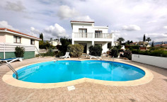 4 bedroom furnished villa with swimming pool to rent in Peyia