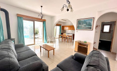 4 bedroom furnished villa with swimming pool to rent in Peyia