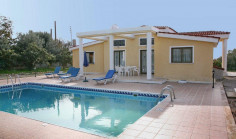 3 bedroom bungalow with swimming pool for sale in Peyia