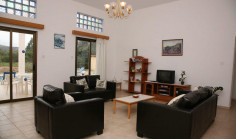 3 bedroom bungalow with swimming pool for sale in Peyia