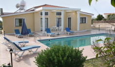3 bedroom bungalow with swimming pool for sale in Peyia