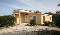 3 bedroom bungalow with swimming pool for sale in Peyia