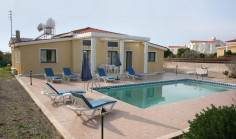 3 bedroom bungalow with swimming pool for sale in Peyia