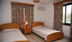 3 bedroom bungalow with swimming pool for sale in Peyia