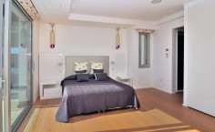 Luxury 5 bedroom furnished house with swimming pool for sale in Coral Bay