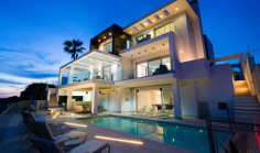 Luxury 5 bedroom furnished house with swimming pool for sale in Coral Bay