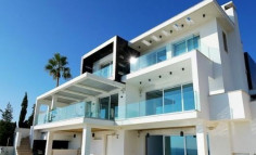 Luxury 5 bedroom furnished house with swimming pool for sale in Coral Bay