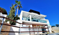 Luxury 5 bedroom furnished house with swimming pool for sale in Coral Bay