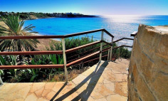 Luxury 5 bedroom furnished house with swimming pool for sale in Coral Bay