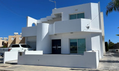 Large 3 bedrooms house for sale in Paralimni