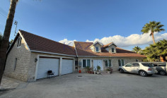 Spacious Pyrgos villa with pool large plot 