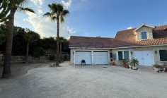 Spacious Pyrgos villa with pool large plot 
