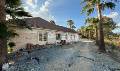Spacious Pyrgos villa with pool large plot 