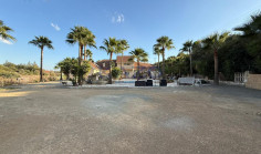 Spacious Pyrgos villa with pool large plot 