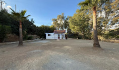 Spacious Pyrgos villa with pool large plot 